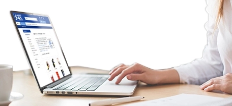 arbeitsmittel fuer arbeitsschutz und betriebliche sicherheit frau am laptop mit bildschirm safetyshop24