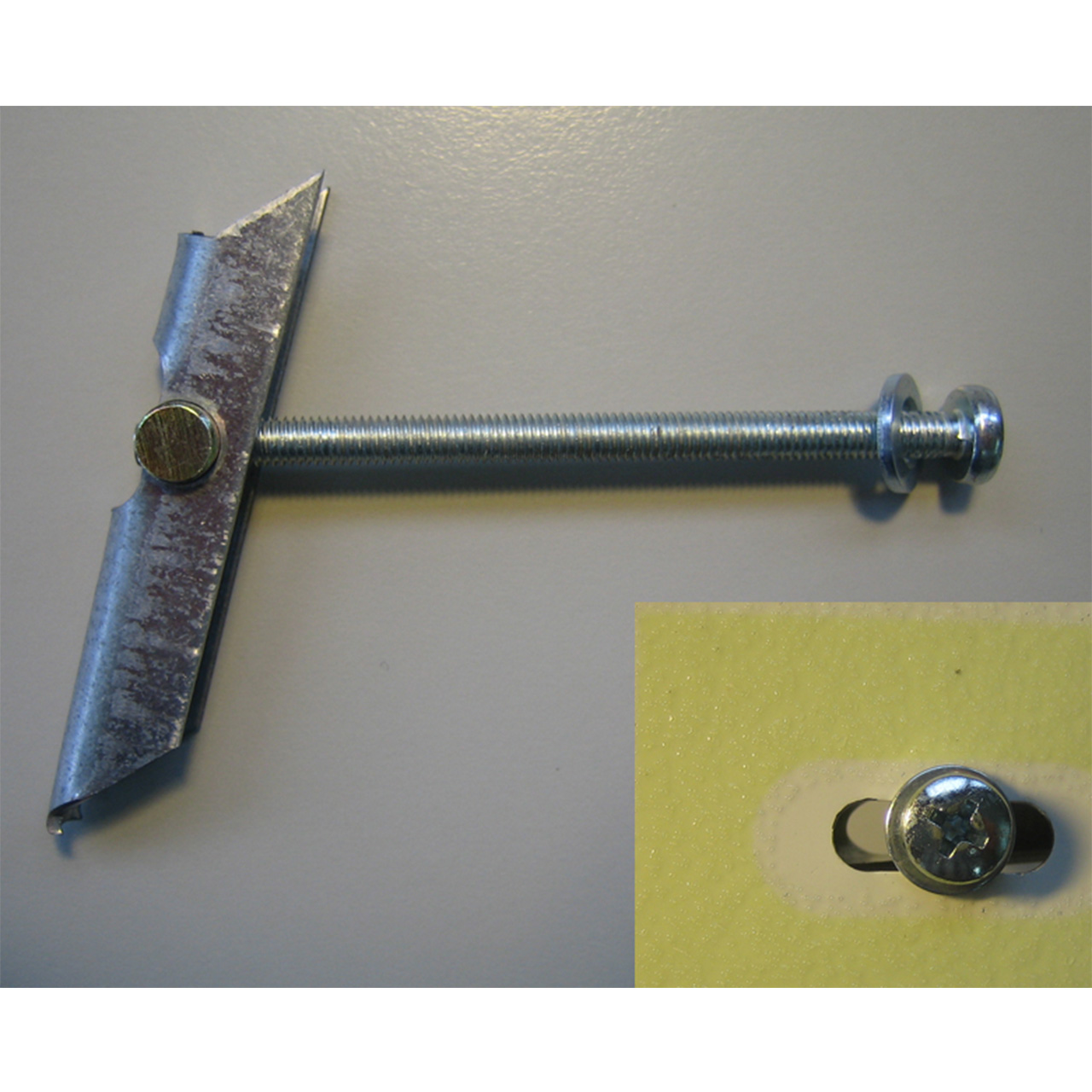 Kippdübel zur Befestigung von Ronden oder Leitstreifen